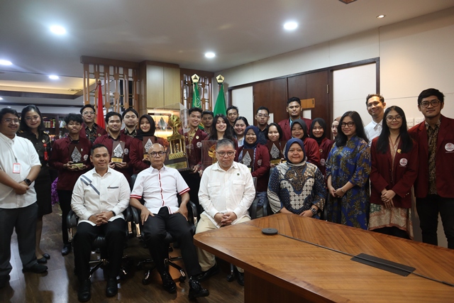 Ketua Yayasan Karya Bhakti Adhyaksa Apresiasi Delegasi Mahasiswa yang Sukses Borong Juara Kompetisi NMCC di Yogyakarta