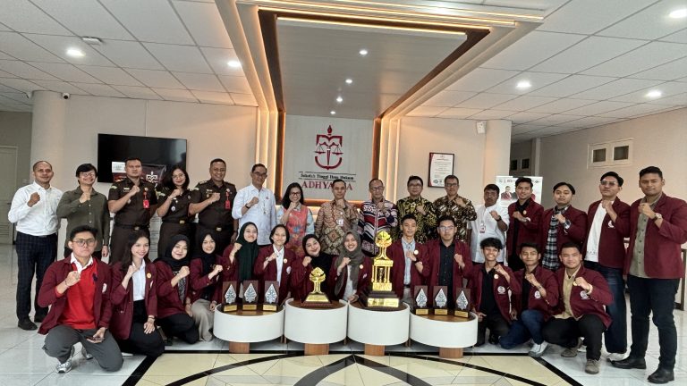Para mahasiswa berprestasi STIH Adhyaksa bersama pihak Kejaksaan Negeri Jakarta Pusat dan Kejaksaan Negeri Jakarta Barat, civitas akademika STIH Adhyaksa, serta pelatih UKM Peradilan Semu