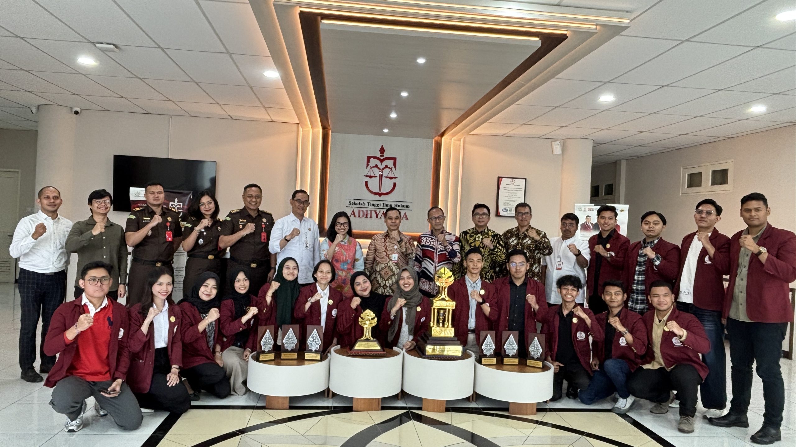 Para mahasiswa berprestasi STIH Adhyaksa bersama pihak Kejaksaan Negeri Jakarta Pusat dan Kejaksaan Negeri Jakarta Barat, civitas akademika STIH Adhyaksa, serta pelatih UKM Peradilan Semu