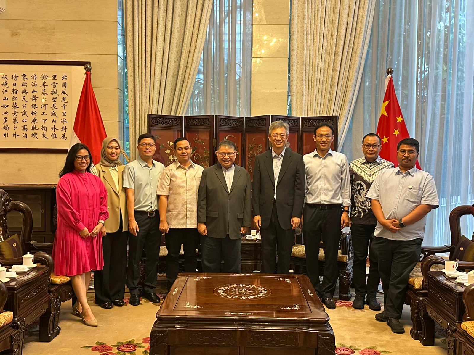 Civitas akademika STIH Adhyaksa bersama Yayasan Nagantara Wiyata Yustisia melakukan kunjungan dan berdiskusi intens dengan Duta Besar Tiongkok untuk Indonesia, Bapak H.E. Mr. Wang Lutong di kediamannya.