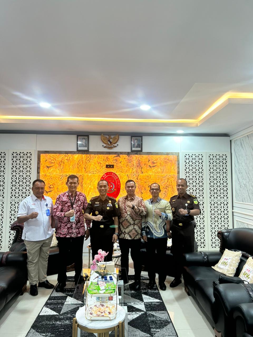 Ketua STIH Adhyaksa, Bapak Hasbullah Hasbullah, S.H., M.H., CIIQA (kanan), Kepala Kejaksaan Tinggi Bengkulu, Bapak Victor Antonius Saragih Sidabutar, S.H., M.H. (kiri), berfoto bersama.